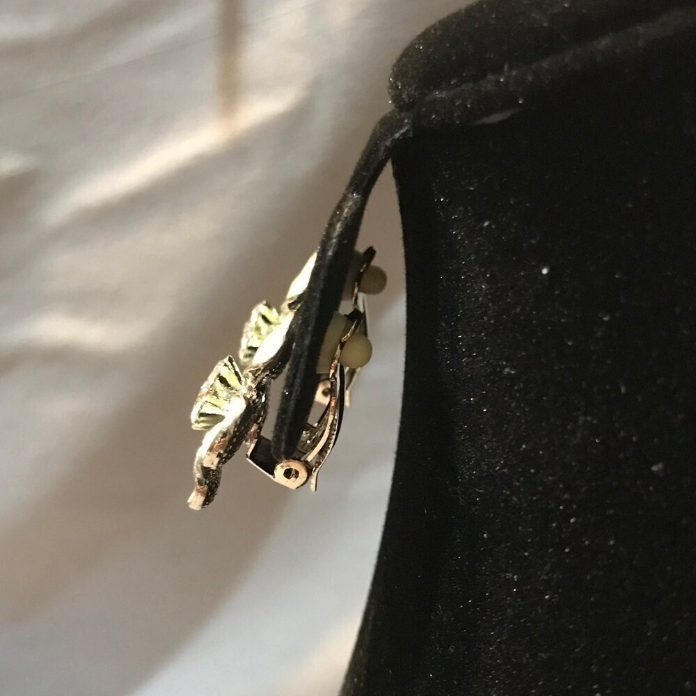 Paparazzi Island Iris Clip On Fashion Earrings Jewelry - Picture 2 of 4
